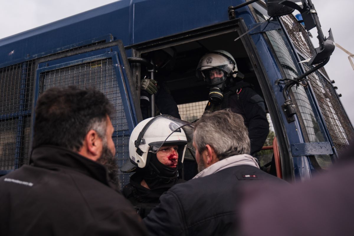 Ανυποχώρητοι στα μπλόκα οι αγρότες: Τι απαιτούν από την κυβέρνηση για να ανοίξουν οι δρόμοι – Συλλήψεις για τα έντονα επεισόδια στην Κρήτη 14 Επεισόδια στην Κρήτη