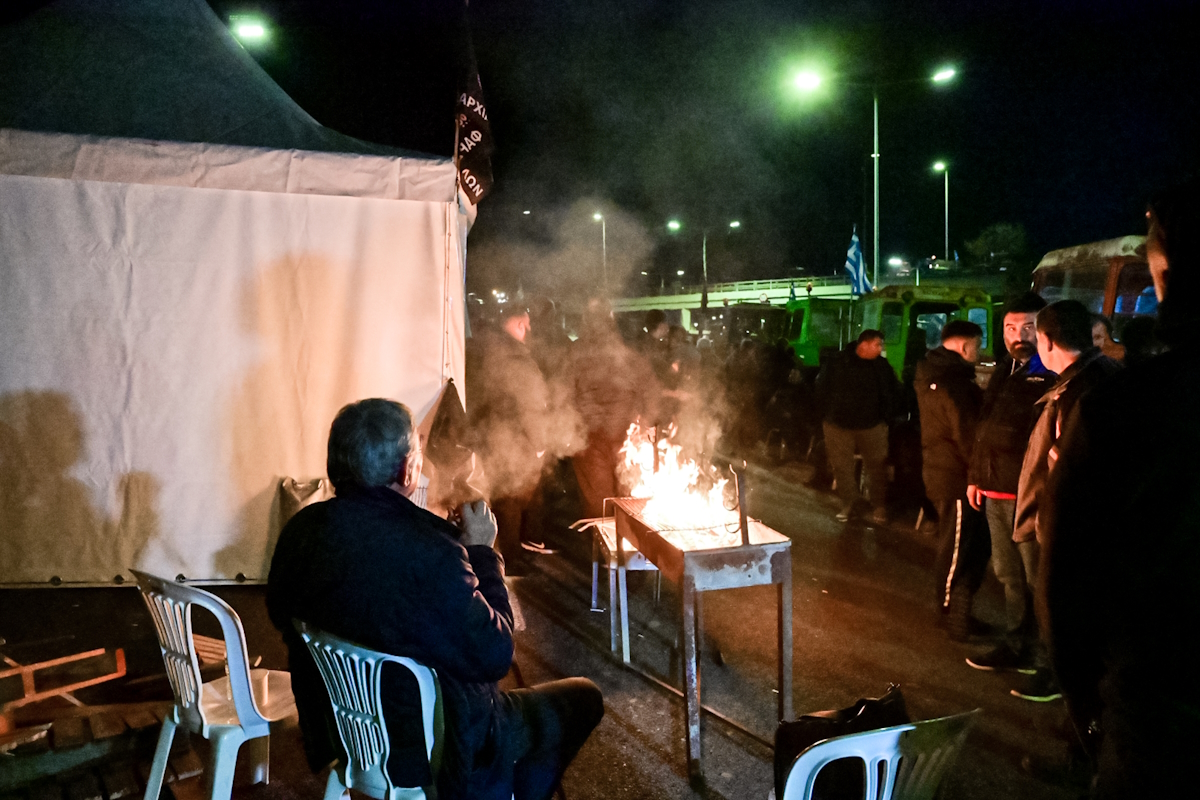 Μπλόκο αγροτών με τρακτέρ και αγροτικά μηχανήματα στον κόμβο της Εθνικής Οδού στη Νίκαια Λάρισας