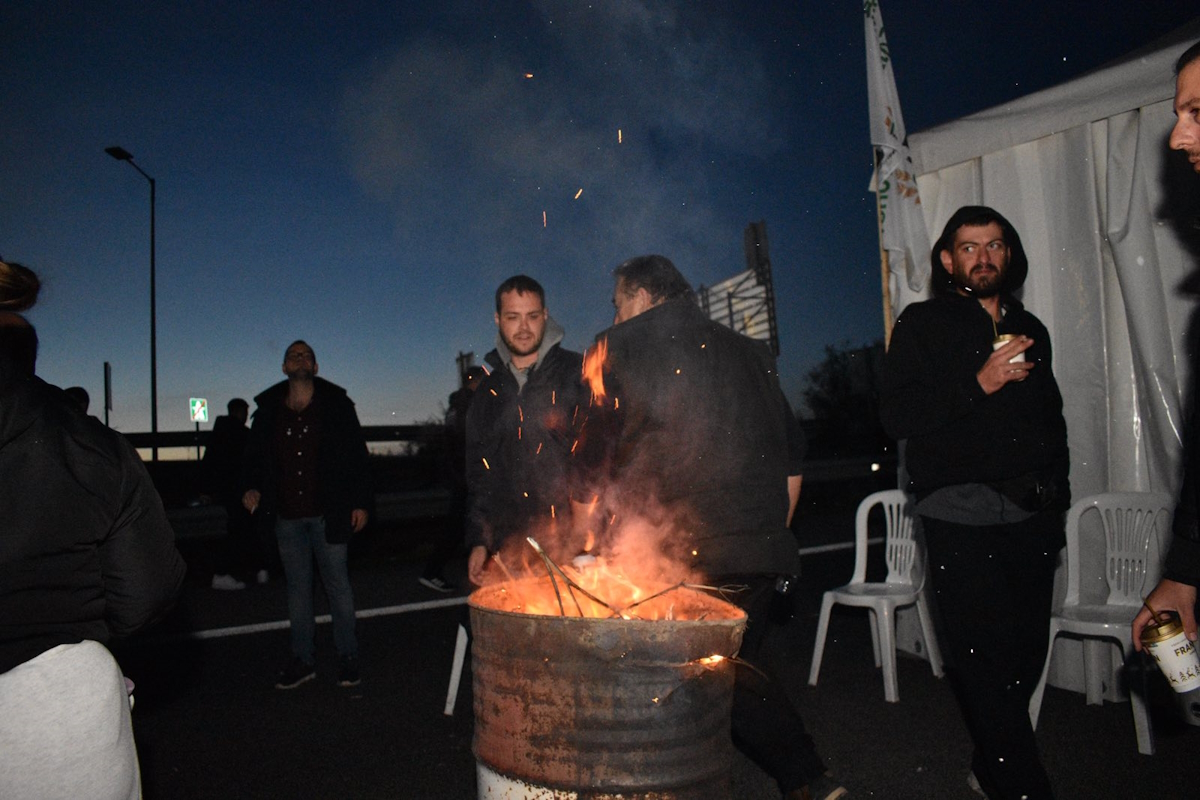 Αγροτικά μπλόκα: Εντείνονται οι διαμαρτυρίες πανελλαδικά – Ενισχύονται οι «δυνάμεις» σε Μάλγαρα, Νίκαια και Καρδίτσα
