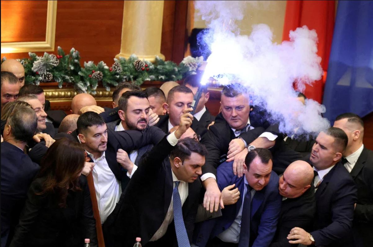 Αλβανία: Ένταση στο κοινοβούλιο – Βουλευτές εκτόξευσαν φωτοβολίδες και νερό στον πρόεδρο της Βουλής – Δείτε το βίντεο