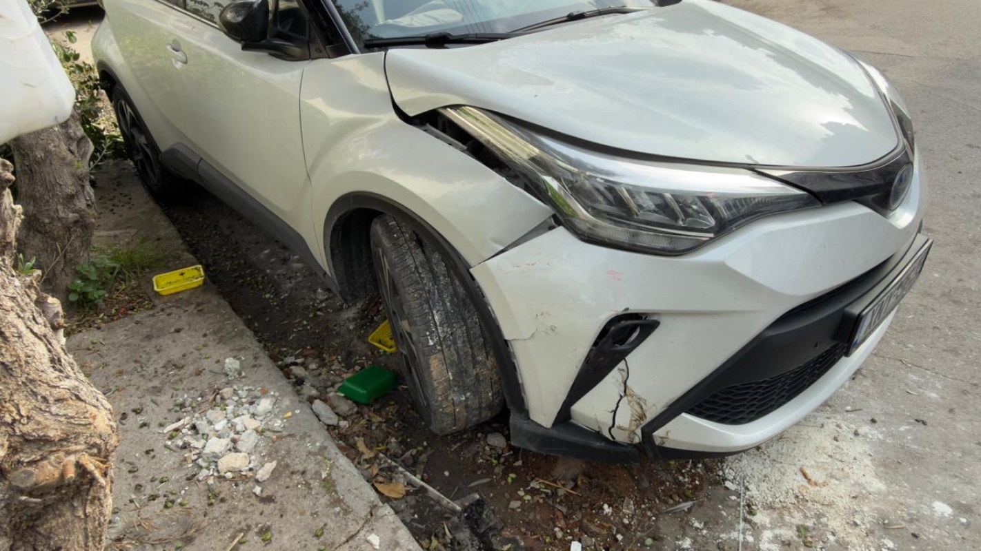 Συγκλονιστικό βίντεο από την εγκατάλειψη 22χρονου μοτοσικλετιστή από αυτοκίνητο στο Παλαιό Φάληρο 4 Αυτοκίνητο τρακαρισμένο