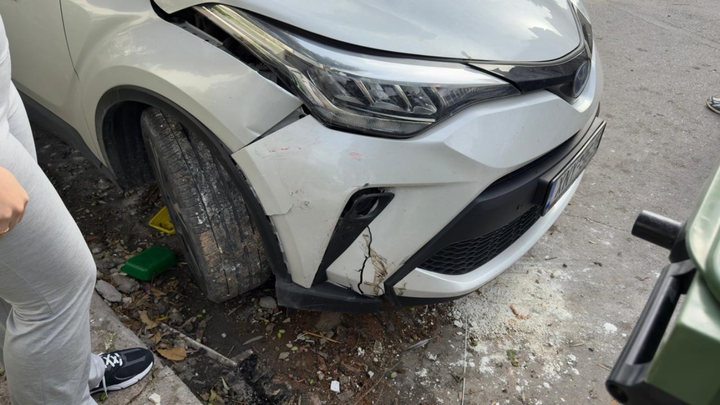 Συγκλονιστικό βίντεο από την εγκατάλειψη 22χρονου μοτοσικλετιστή από αυτοκίνητο στο Παλαιό Φάληρο 3 Αυτοκίνητο τρακαρισμένο