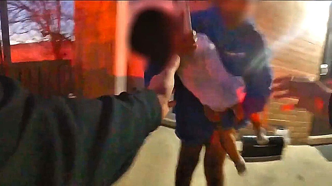 Ανατριχίλα στο Μίσιγκαν: Αστυνομικός σώζει βρέφος που του κόπηκε η αναπνοή