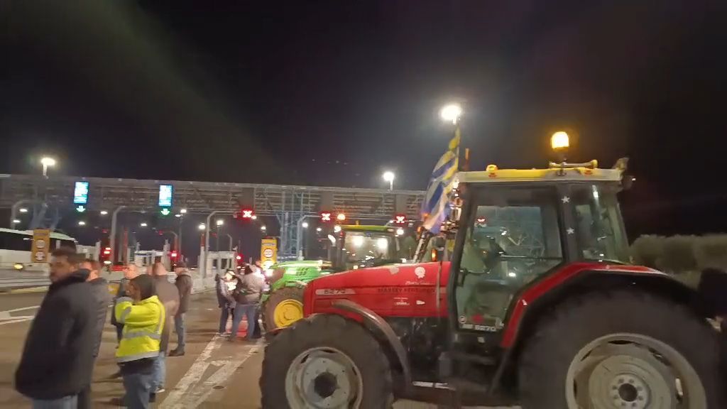 Ανοίξαν τα διόδια της Τραγάνας οι αγρότες της Αταλάντης