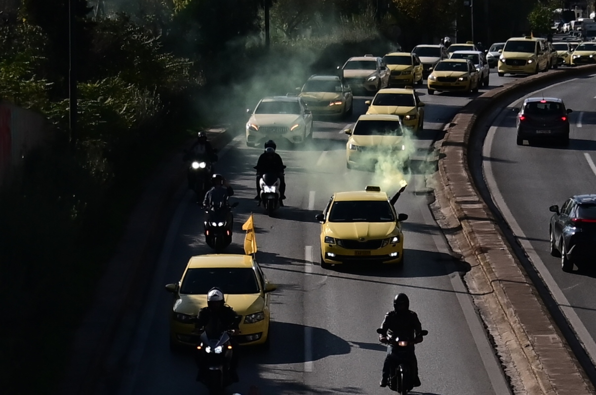 Καπνογόνο βγαίνει απο ταξί