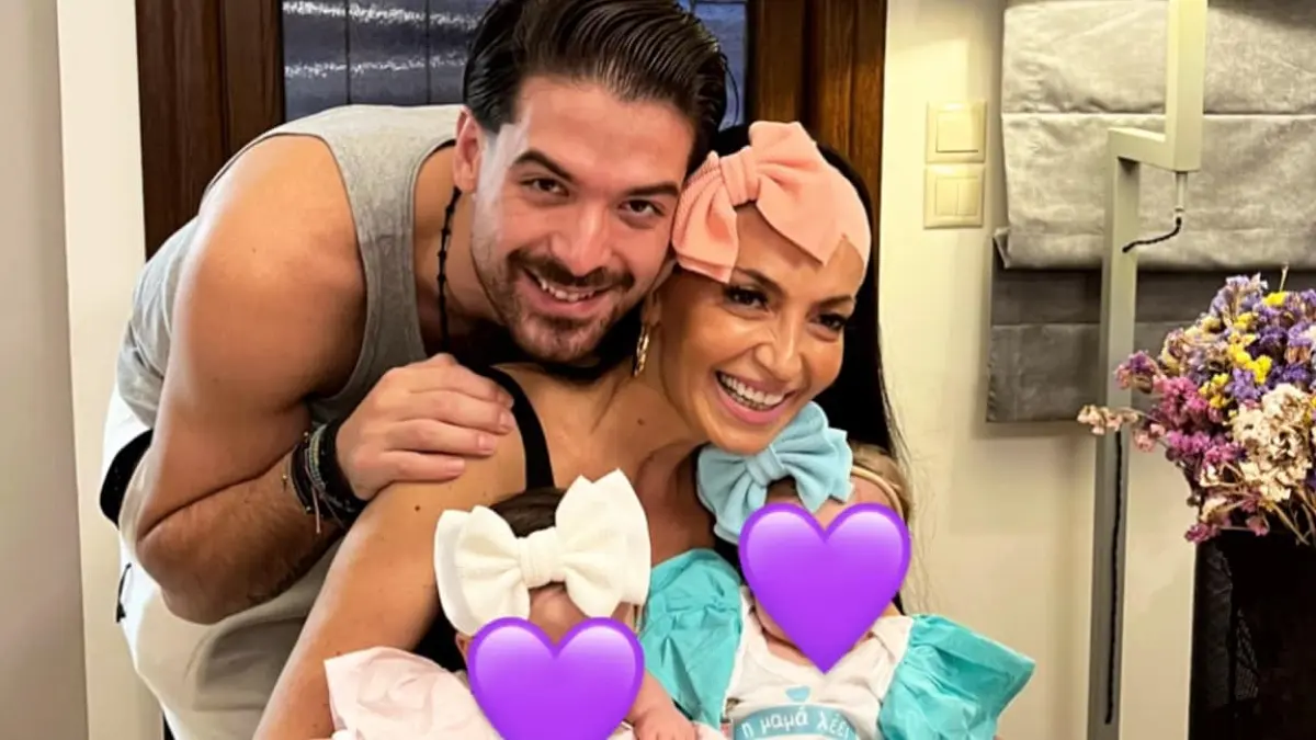 Ο Άρης Μουγκοπέτρος, η σύζυγός του και οι κόρες τους