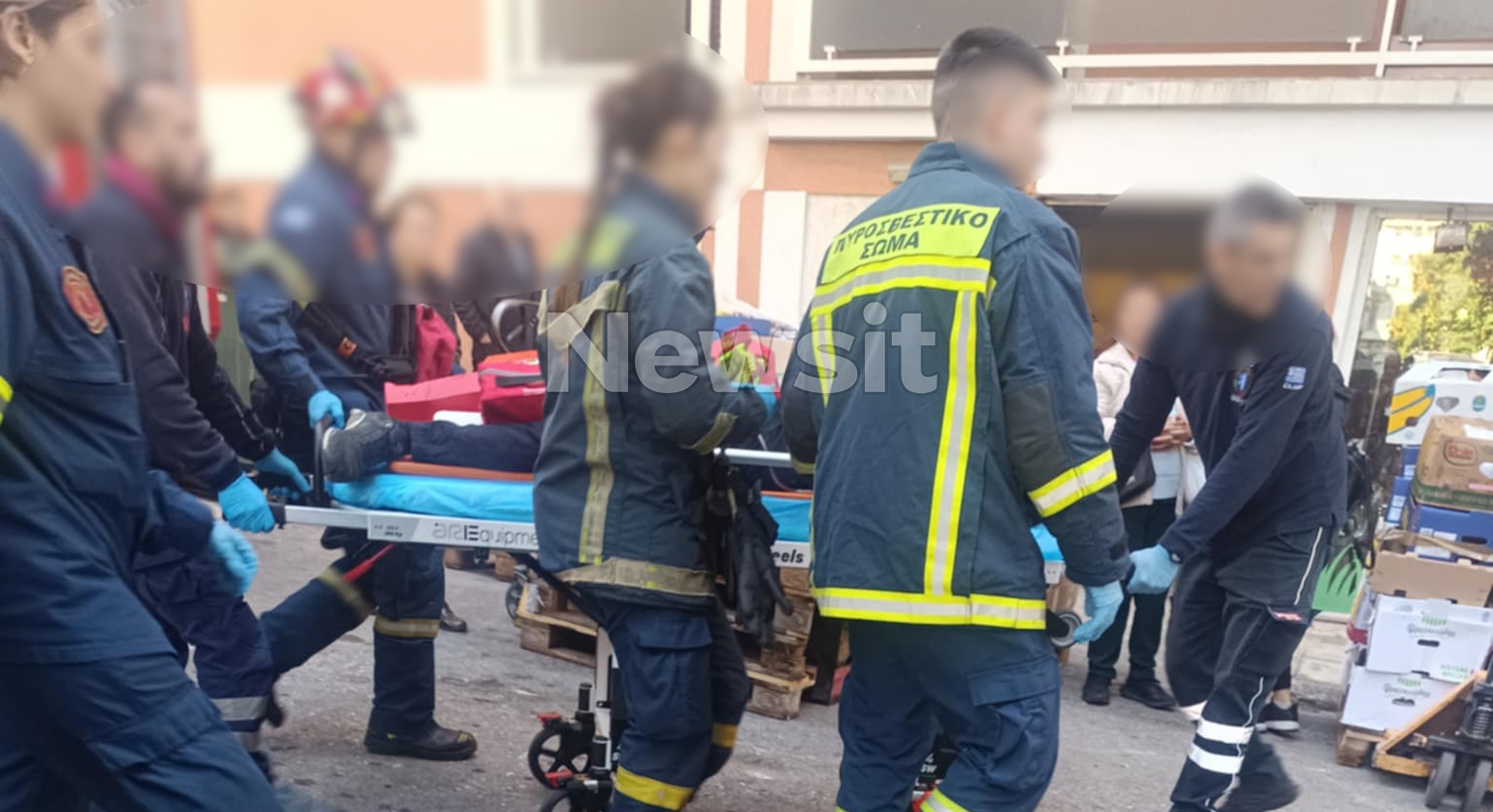 Πυροσβέστες μεταφέρουν τον τραυματισμένο άνδρα