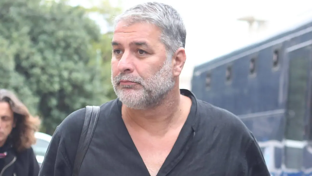 Μπισμπίκης: Η αποκάλυψη για το σπίτι που χτίζει στην Κρήτη – «Θέλω να χαλαρώνουμε εκεί με τη Δέσποινα» 2 Ο Βασίλης Μπισμπίκης έξω από την Ευελπίδων