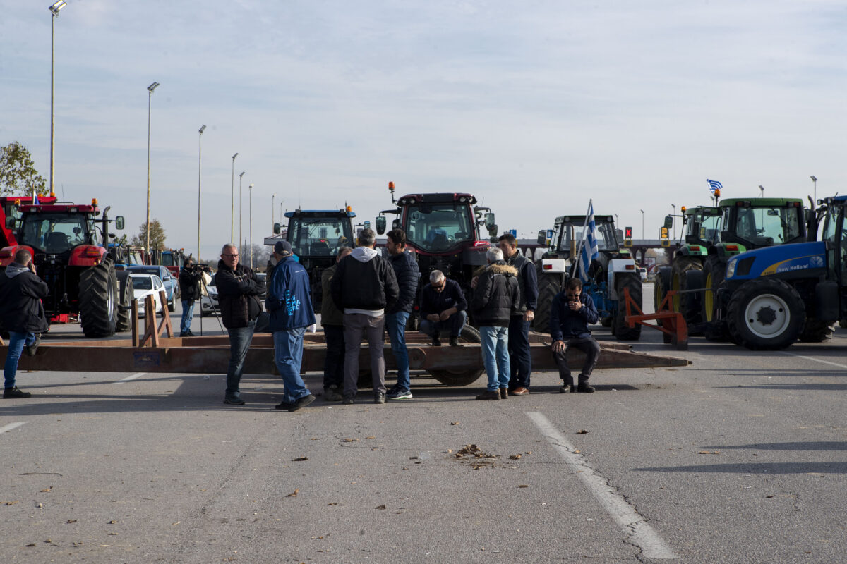 Οι αγρότες ενδυναμώνουν τα μπλόκα και επεκτείνουν τις διαμαρτυρίες τους 6 Το μπλόκο αγροτών στα Μάλγαρα
