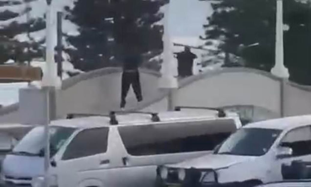 Σίδνεϊ: Βίντεο με ηλικιωμένο ζευγάρι που επενέβη για να σταματήσει τον δράστη – Συγκλονιστικές αφηγήσεις για τους «ήρωες μέχρι τέλους» 3 Σίδνεϊ: Βίντεο με ηλικιωμένο ζευγάρι που επενέβη για να σταματήσει τον δράστη – Συγκλονιστικές αφηγήσεις για τους «ήρωες μέχρι τέλους»