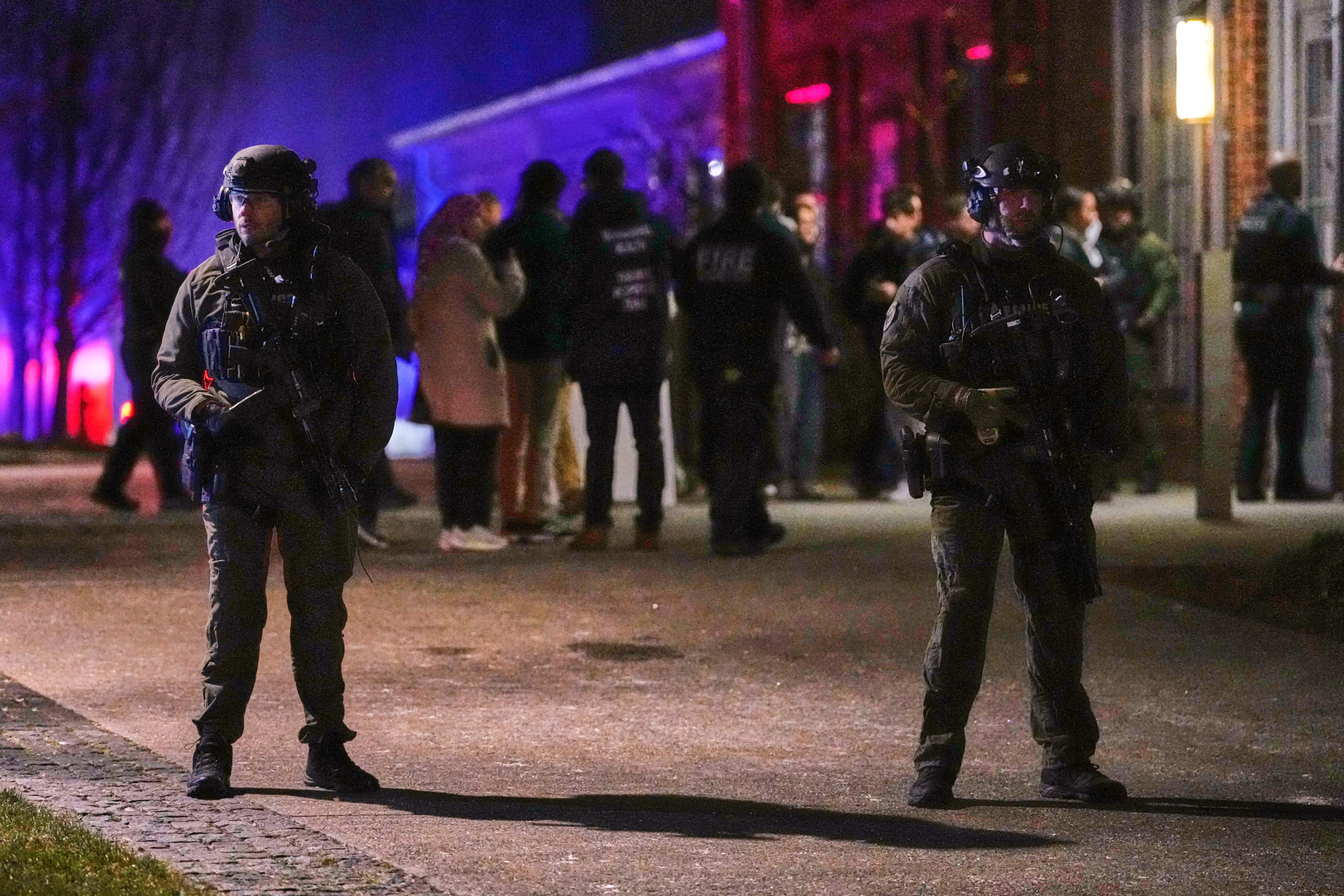 ΗΠΑ: Ένοπλη επίθεση στο πανεπιστήμιο Μπράουν του Ρόουντ Άιλαντ – Δύο νεκροί, εννέα τραυματίες και ανθρωποκυνηγητό για τον δράστη 4 ΗΠΑ: Ένοπλη επίθεση στο πανεπιστήμιο Μπράουν του Ρόουντ Άιλαντ – Δύο νεκροί, εννέα τραυματίες και ανθρωποκυνηγητό για τον δράστη