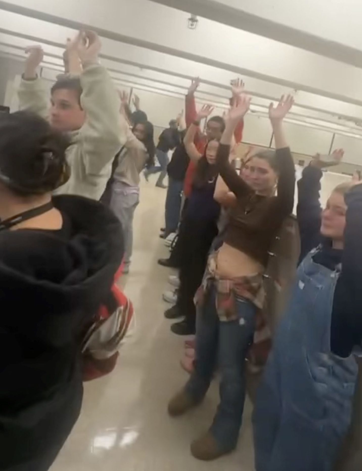 Πανεπιστήμιο Μπράουν: Βίντεο με αστυνομικούς να σώζουν φοιτητές κρυμμένους στη βιβλιοθήκη – Μαρτυρίες για χάος και πανικό 3 Πανεπιστήμιο Μπράουν: Βίντεο με αστυνομικούς να σώζουν φοιτητές κρυμμένους στη βιβλιοθήκη – Μαρτυρίες για χάος και πανικό