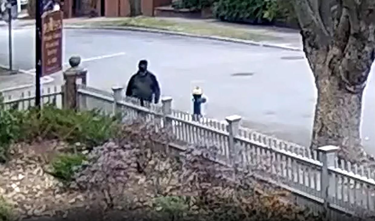 Πανεπιστήμιο Μπράουν: Νέες εικόνες του υπόπτου στη δημοσιότητα – Το ανθρωποκυνηγητό για τη σύλληψή του συνεχίζεται 3 Πανεπιστήμιο Μπράουν: Νέες εικόνες του υπόπτου στη δημοσιότητα – Το ανθρωποκυνηγητό για τη σύλληψή του συνεχίζεται