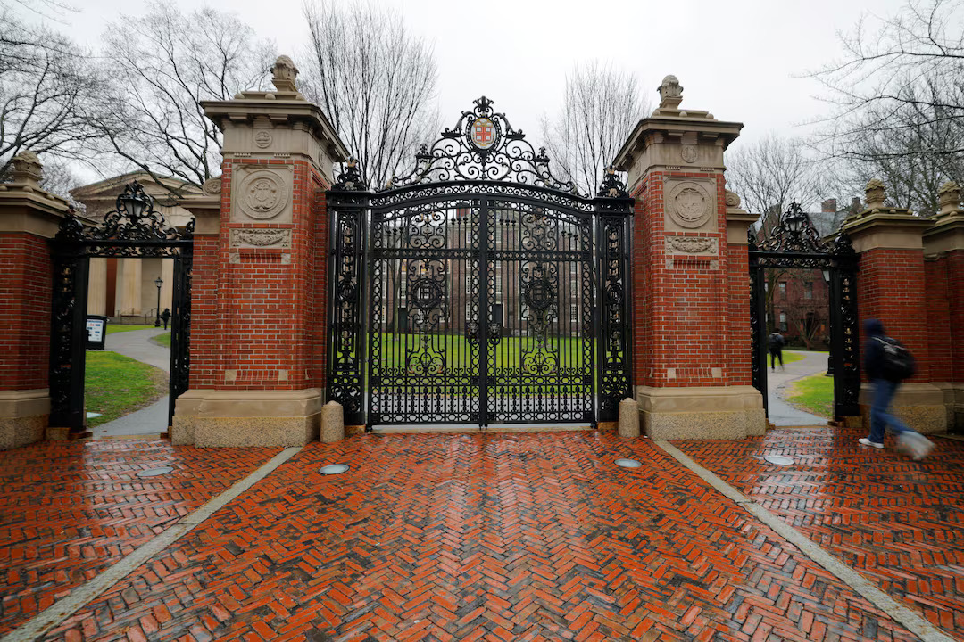 Αιματηρή επίθεση στο Πανεπιστήμιο Μπράουν: Ένοπλος δολοφόνησε 2 άτομα και τραυμάτισε 9 – Το χρονικό της τραγωδίας και το βίντεο με τον ύποπτο δράστη 9 Αιματηρή επίθεση στο Πανεπιστήμιο Μπράουν: Ένοπλος δολοφόνησε 2 άτομα και τραυμάτισε 9 – Το χρονικό της τραγωδίας και το βίντεο με τον ύποπτο δράστη