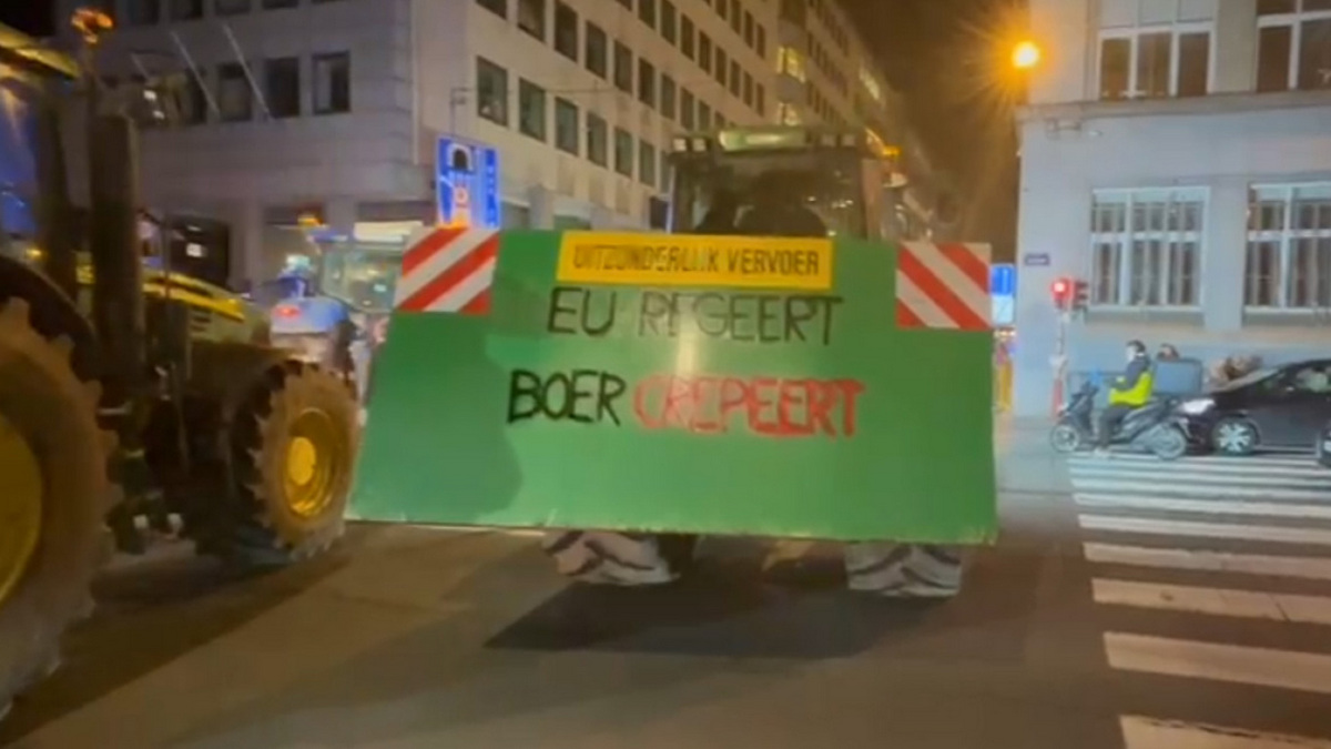 Βρυξέλλες: Νυχτερινή κινητοποίηση αγροτών μπροστά από την Ευρωπαϊκή Επιτροπή – Πάνω από 100 τρακτέρ έκλεισαν τη λεωφόρο