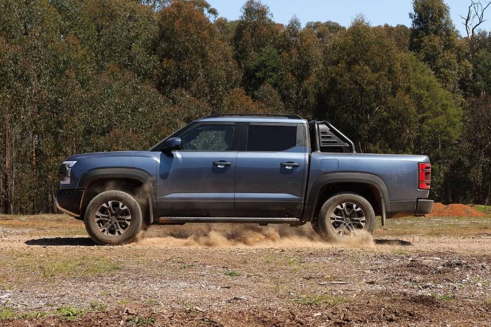 Τα αγροτικά υποκλίνονται στον «καρχαρία» της BYD 21 byd shark 05