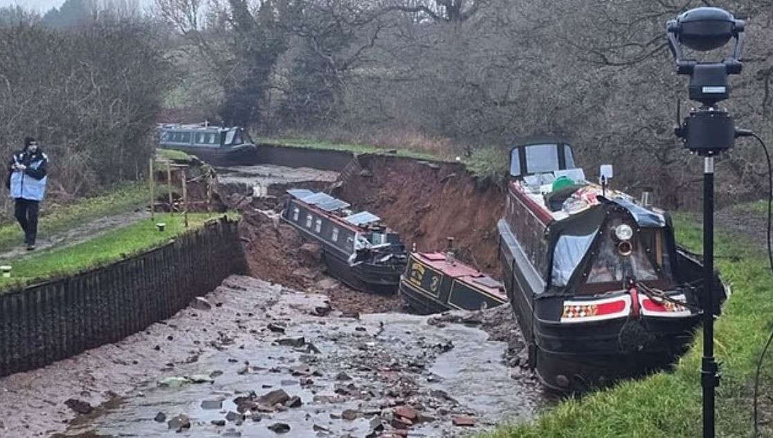 Βίντεο: Μεγάλη καθίζηση σε κανάλι στη Βρετανία – Σώθηκαν τουλάχιστον 10 άτομα από τις πλωτές κατοικίες τους