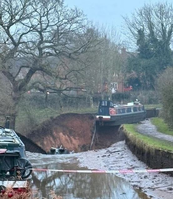Βίντεο: Μεγάλη καθίζηση σε κανάλι στη Βρετανία – Σώθηκαν τουλάχιστον 10 άτομα από τις πλωτές κατοικίες τους