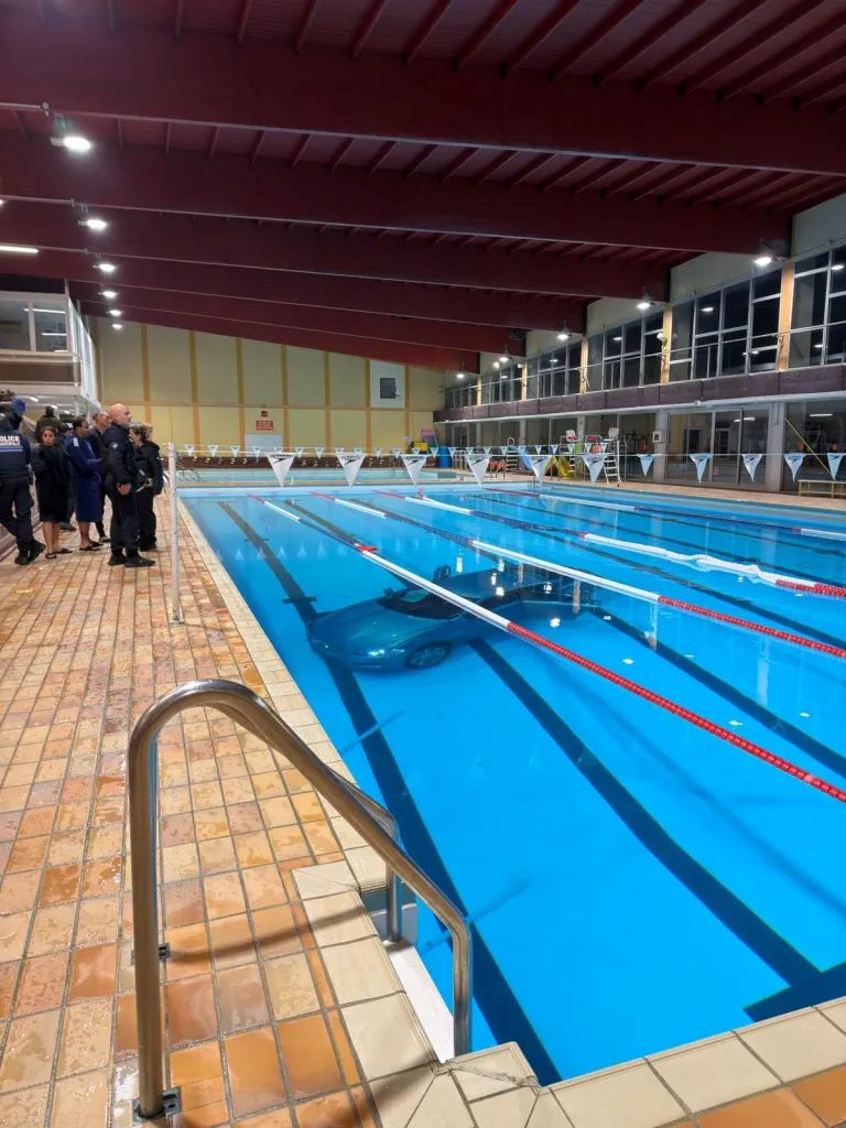 Γαλλία: Αυτοκίνητο βυθίστηκε σε δημοτική πισίνα – Η οδηγός μπέρδεψε το γκάζι με το φρένο 3 Γαλλία: Αυτοκίνητο βυθίστηκε σε δημοτική πισίνα – Η οδηγός μπέρδεψε το γκάζι με το φρένο