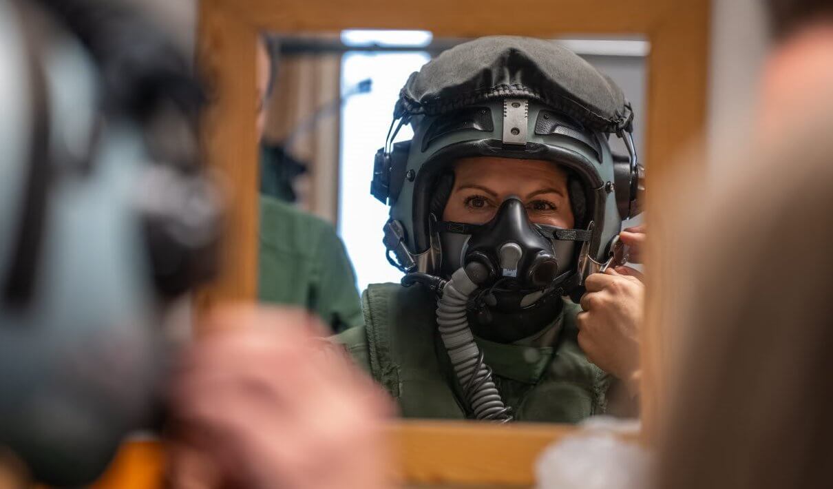 Σουηδία: Η πριγκίπισσα Βικτώρια πέταξε με μαχητικό Gripen και «αντιμετώπισε» εχθρικά αεροσκάφη