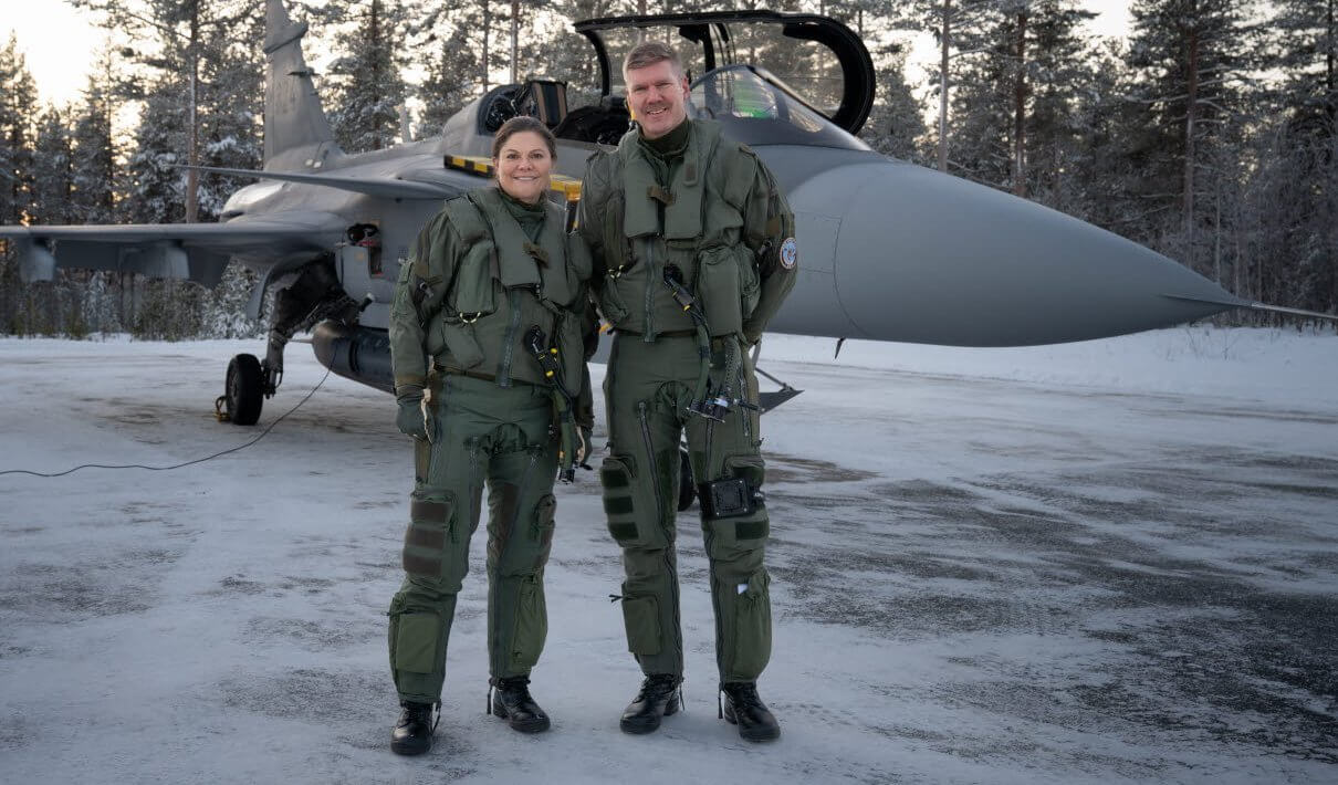 Σουηδία: Η πριγκίπισσα Βικτώρια πέταξε με μαχητικό Gripen και «αντιμετώπισε» εχθρικά αεροσκάφη