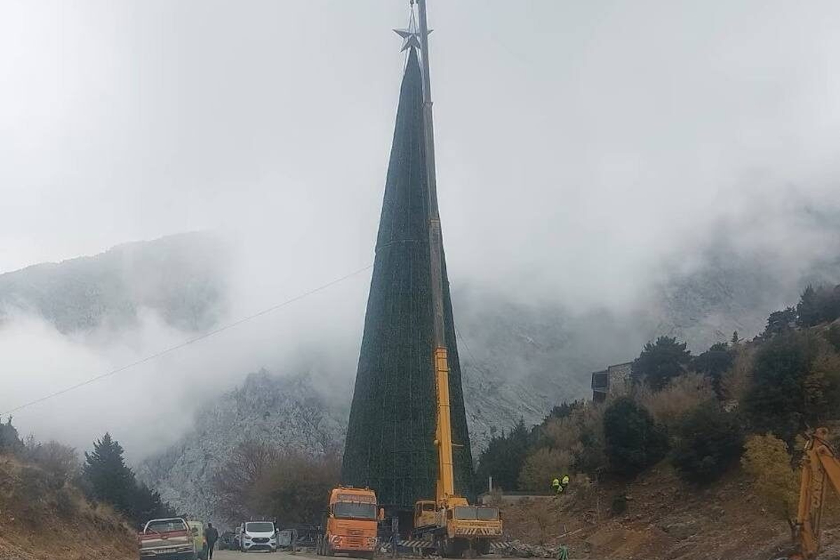 Χανιά: Το πιο εντυπωσιακό χριστουγεννιάτικο δέντρο της Ευρώπης φωταγωγείται κοντά στο φαράγγι της Σαμαριάς