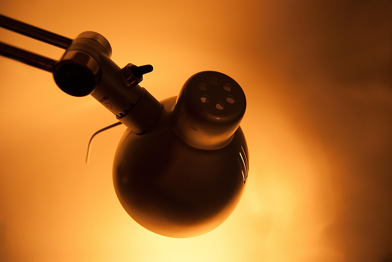 desk-lamp-932210_1280