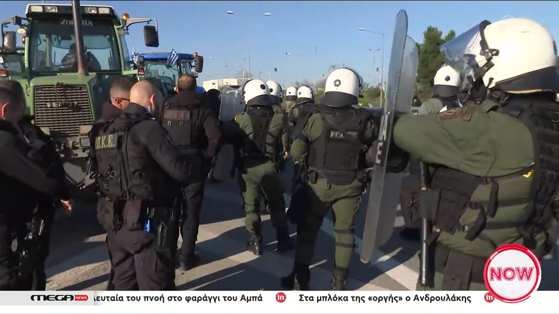 divΈκοψαν-το-δρόμο-οι-αγρότες-και-άναψαν-καπνογόνα-στα-πράσινα-φανάριαdiv