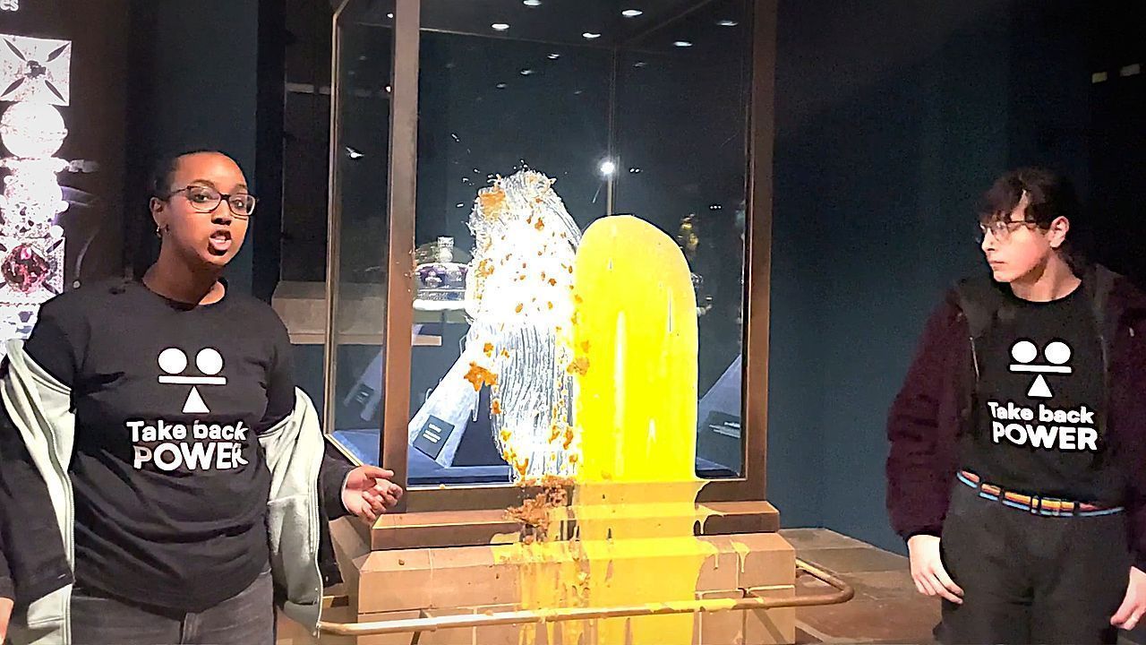 divΑκτιβιστές-εκτοξεύουν-κρέμα-κράμπλ-στα-Crown-Jewelsdiv