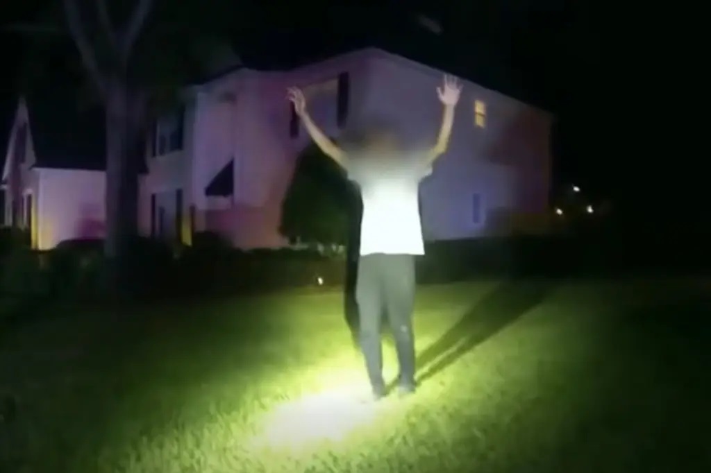 Βίντεο: Τρεις έφηβοι συνελήφθησαν μετά από ριψοκίνδυνη πρόκληση στο TikTok – Χτυπούν πόρτες σπιτιών και το σκάνε τρέχοντας