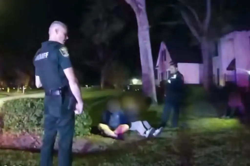 Βίντεο: Τρεις έφηβοι συνελήφθησαν μετά από ριψοκίνδυνη πρόκληση στο TikTok – Χτυπούν πόρτες σπιτιών και το σκάνε τρέχοντας