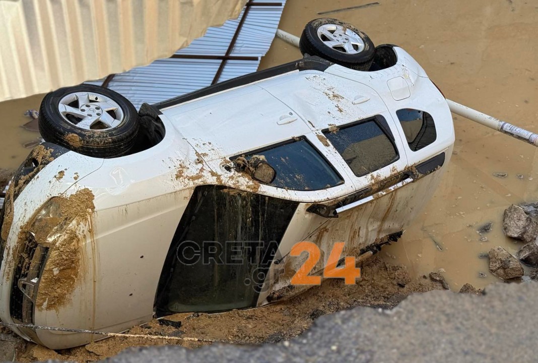Δρόμος υποχώρησε στο Ηράκλειο: Αυτοκίνητο «βυθίστηκε» σε σκαμμένο οικόπεδο – Δείτε εικόνες 7 Αυτοκίνητο