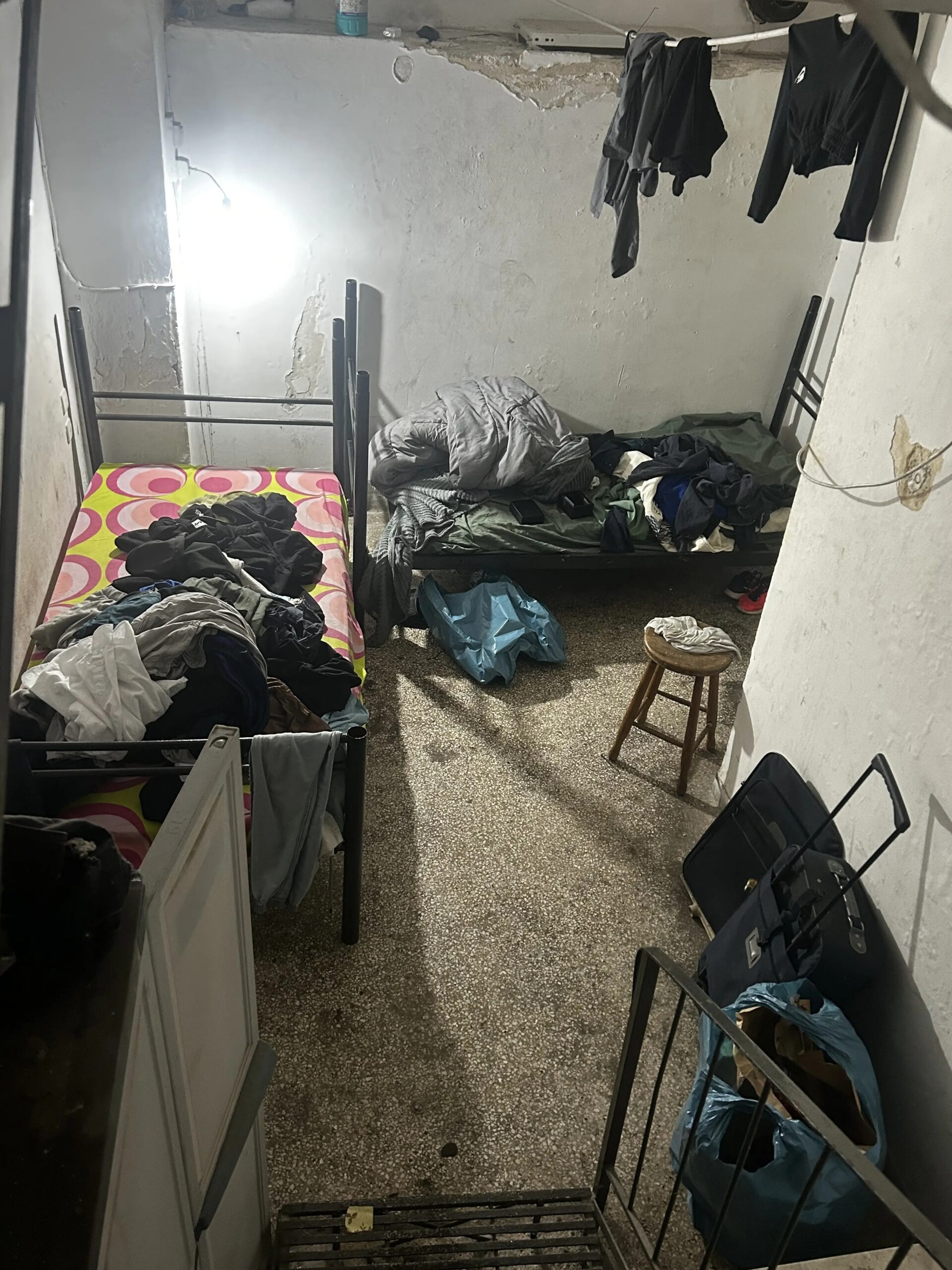 Η δράση της εγκληματικής συμμορίας που εξανάγκαζε παιδιά να διακινούν λαθραία τσιγάρα: Τα κρατούσαν σε υπόγεια και τα κακοποιούσαν