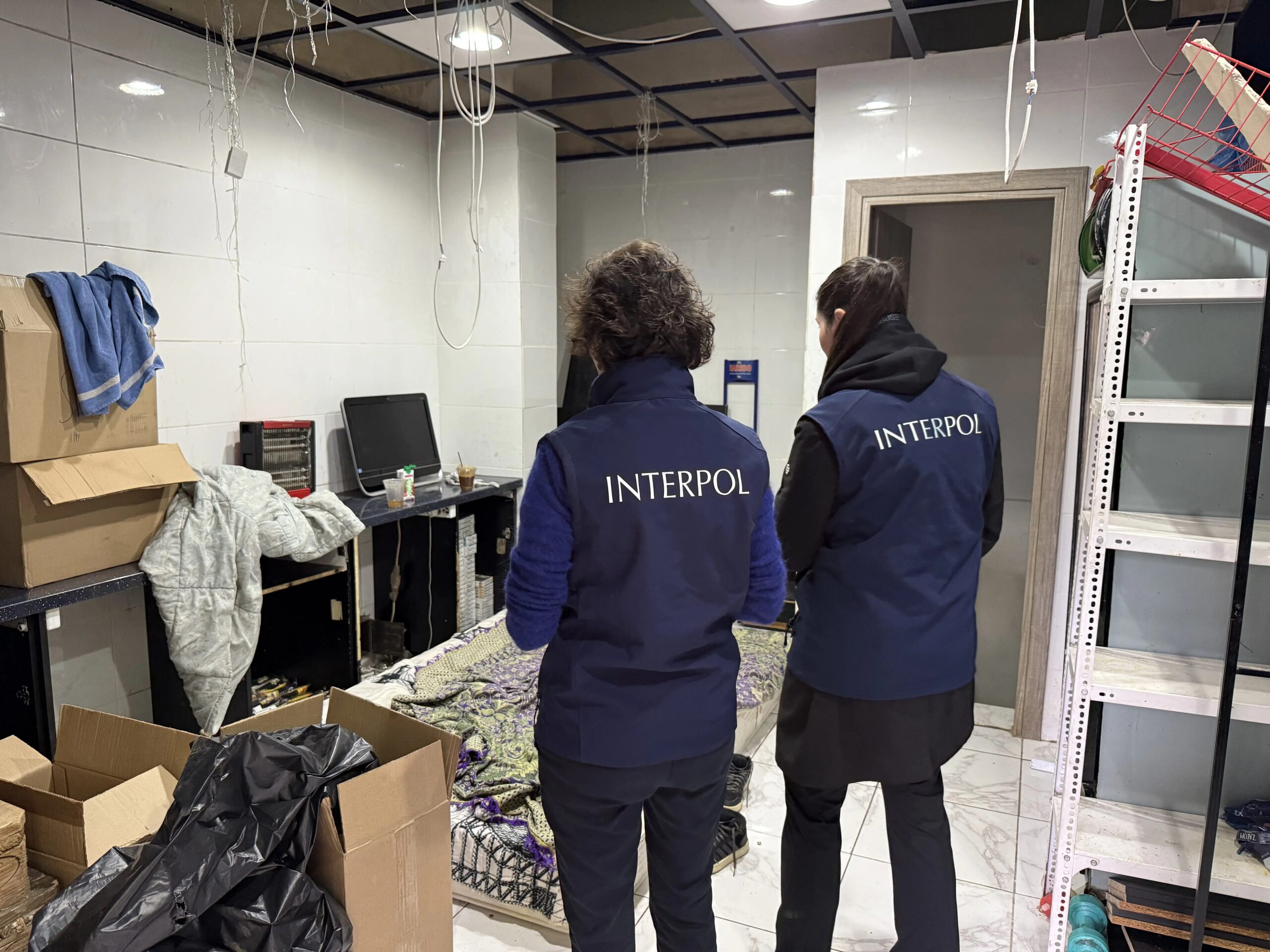 Η δράση της εγκληματικής συμμορίας που εξανάγκαζε παιδιά να διακινούν λαθραία τσιγάρα: Τα κρατούσαν σε υπόγεια και τα κακοποιούσαν