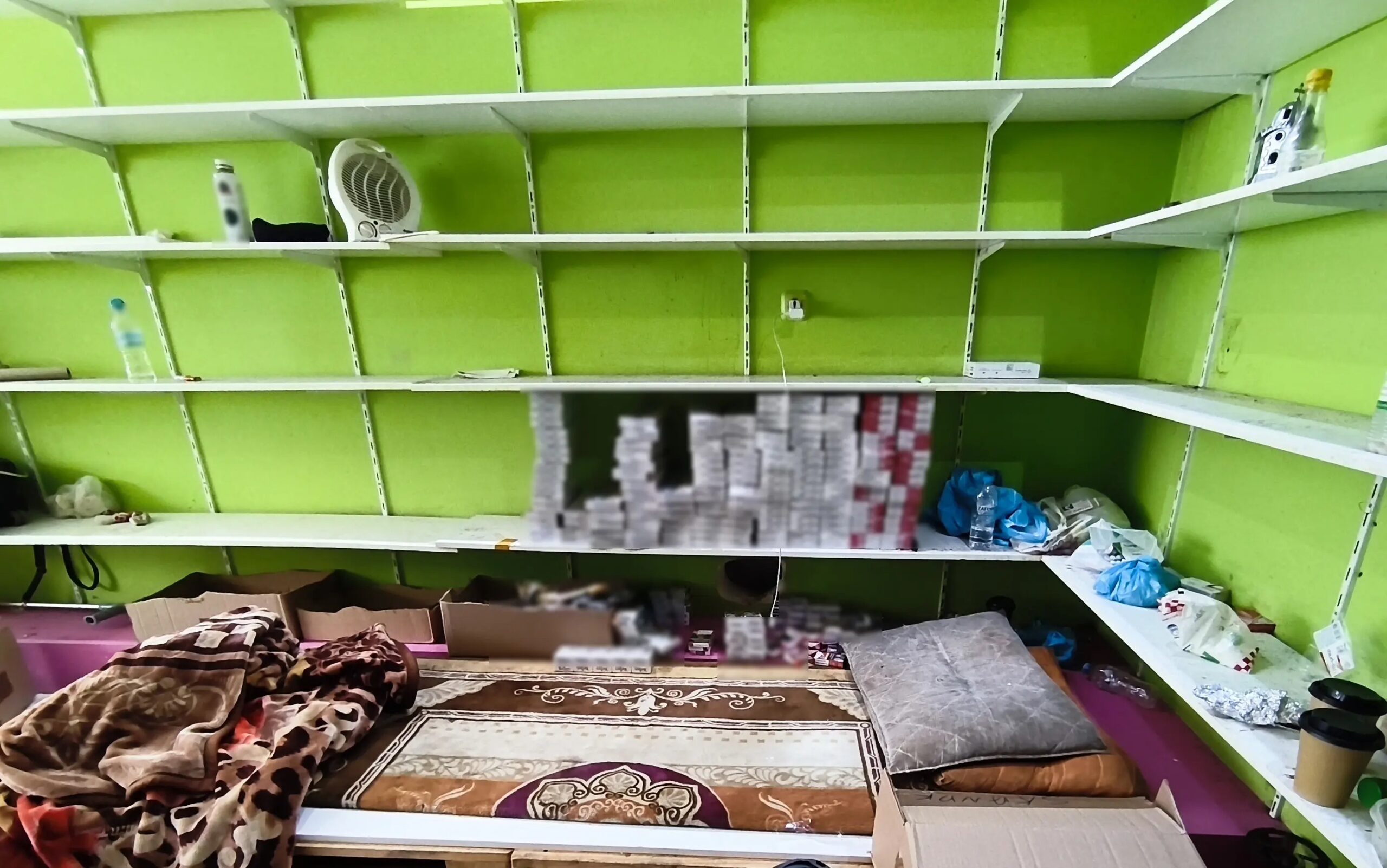 Η δράση της εγκληματικής συμμορίας που εξανάγκαζε παιδιά να διακινούν λαθραία τσιγάρα: Τα κρατούσαν σε υπόγεια και τα κακοποιούσαν