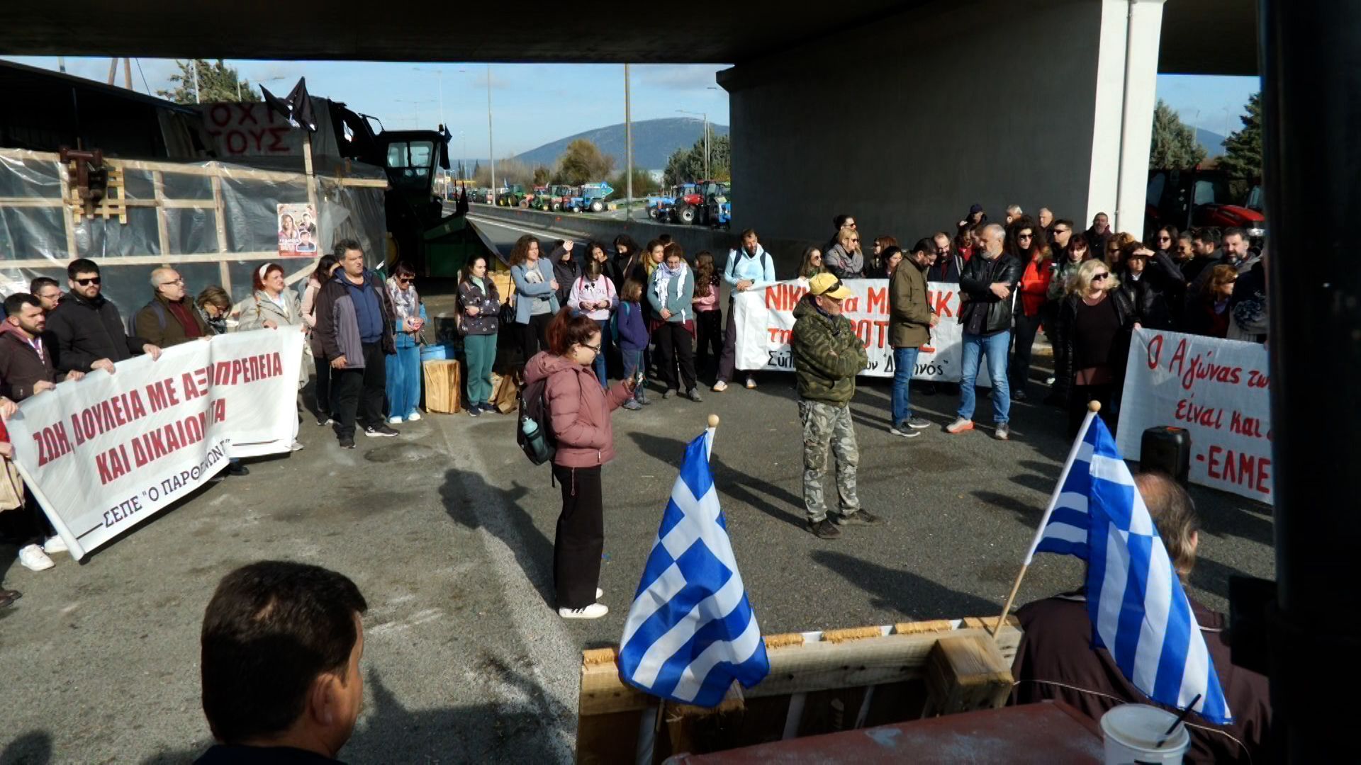 ekpaideytikoi-apo-tin-athina-se-sygkentrosi-diamartyrias-sto-mploko-toy-kastroy-1765889071