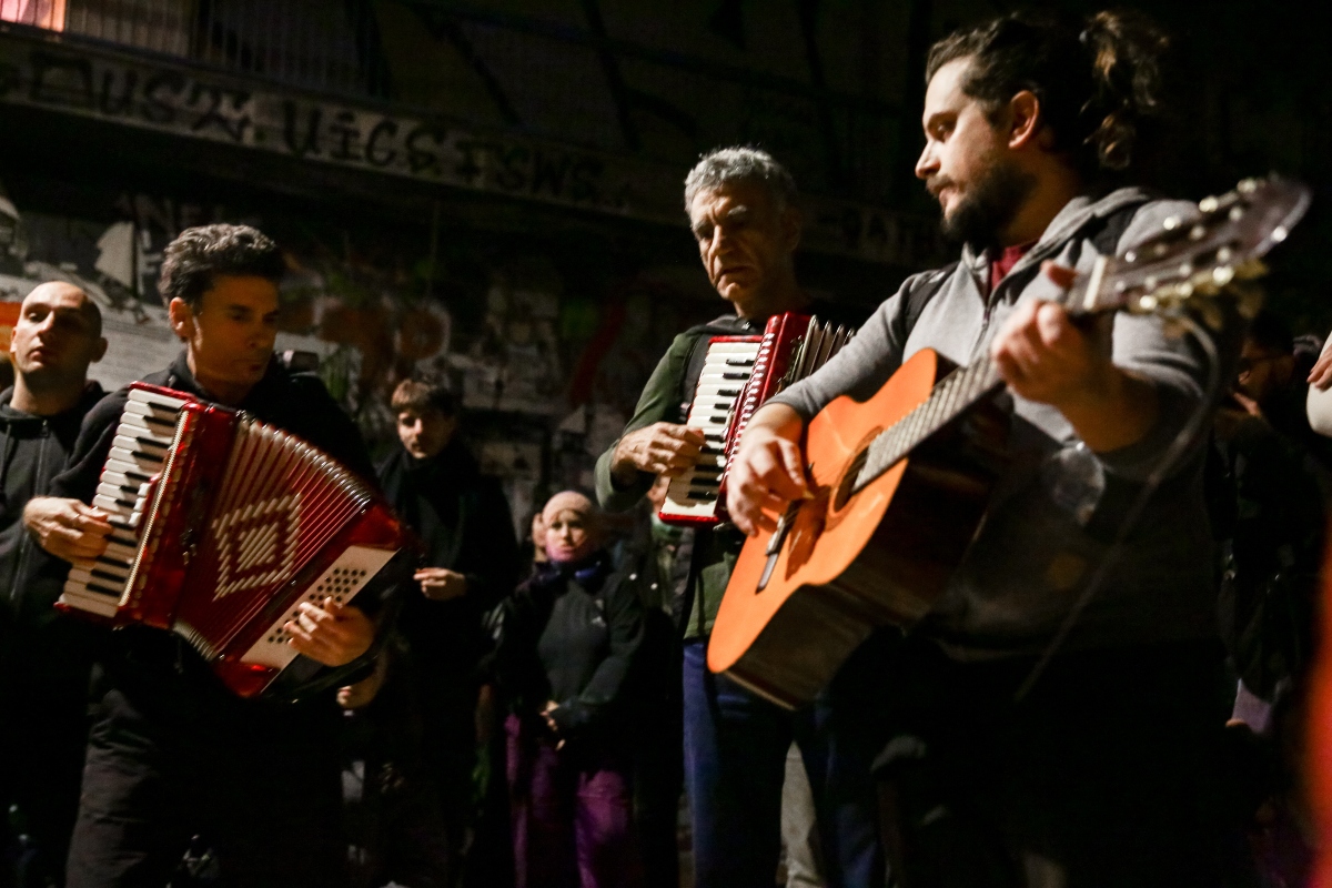 Αλέξανδρος Γρηγορόπουλος: Ανθοδέσμες και μελωδίες στο μνημείο – Η δήλωση της ΕΛΑΣ για τα γεγονότα 9 Το μνημείο του Αλέξανδρου Γρηγορόπουλου