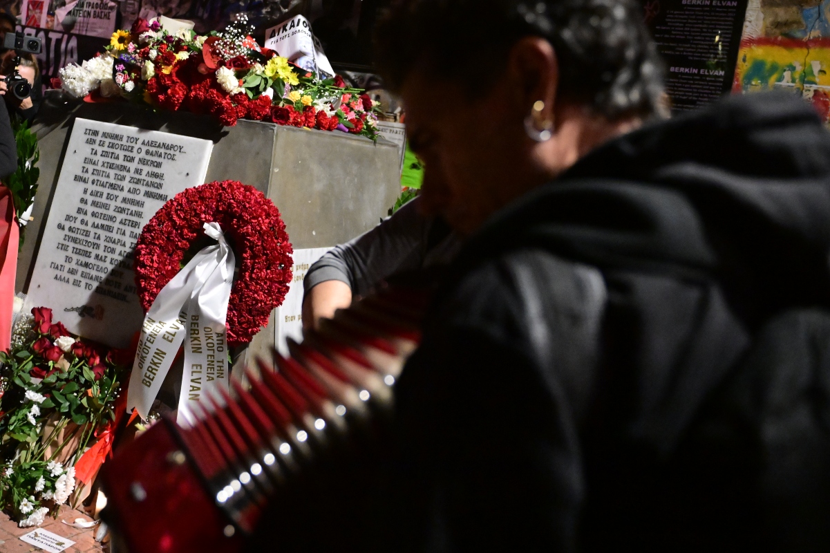 Αλέξανδρος Γρηγορόπουλος: Ανθοδέσμες και μελωδίες στο μνημείο – Η δήλωση της ΕΛΑΣ για τα γεγονότα 8 Το μνημείο του Αλέξανδρου Γρηγορόπουλου