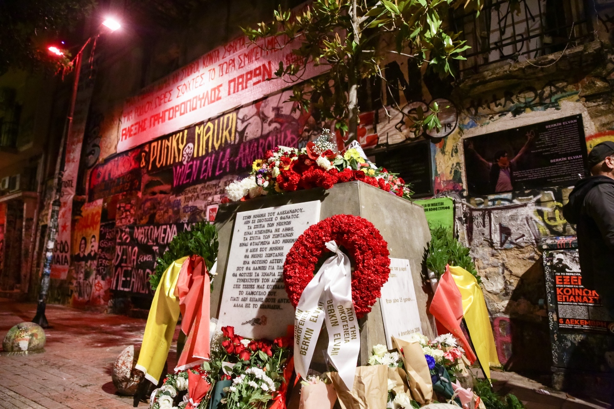 Αλέξανδρος Γρηγορόπουλος: Ανθοδέσμες και μελωδίες στο μνημείο – Η δήλωση της ΕΛΑΣ για τα γεγονότα 7 Το μνημείο του Αλέξανδρου Γρηγορόπουλου