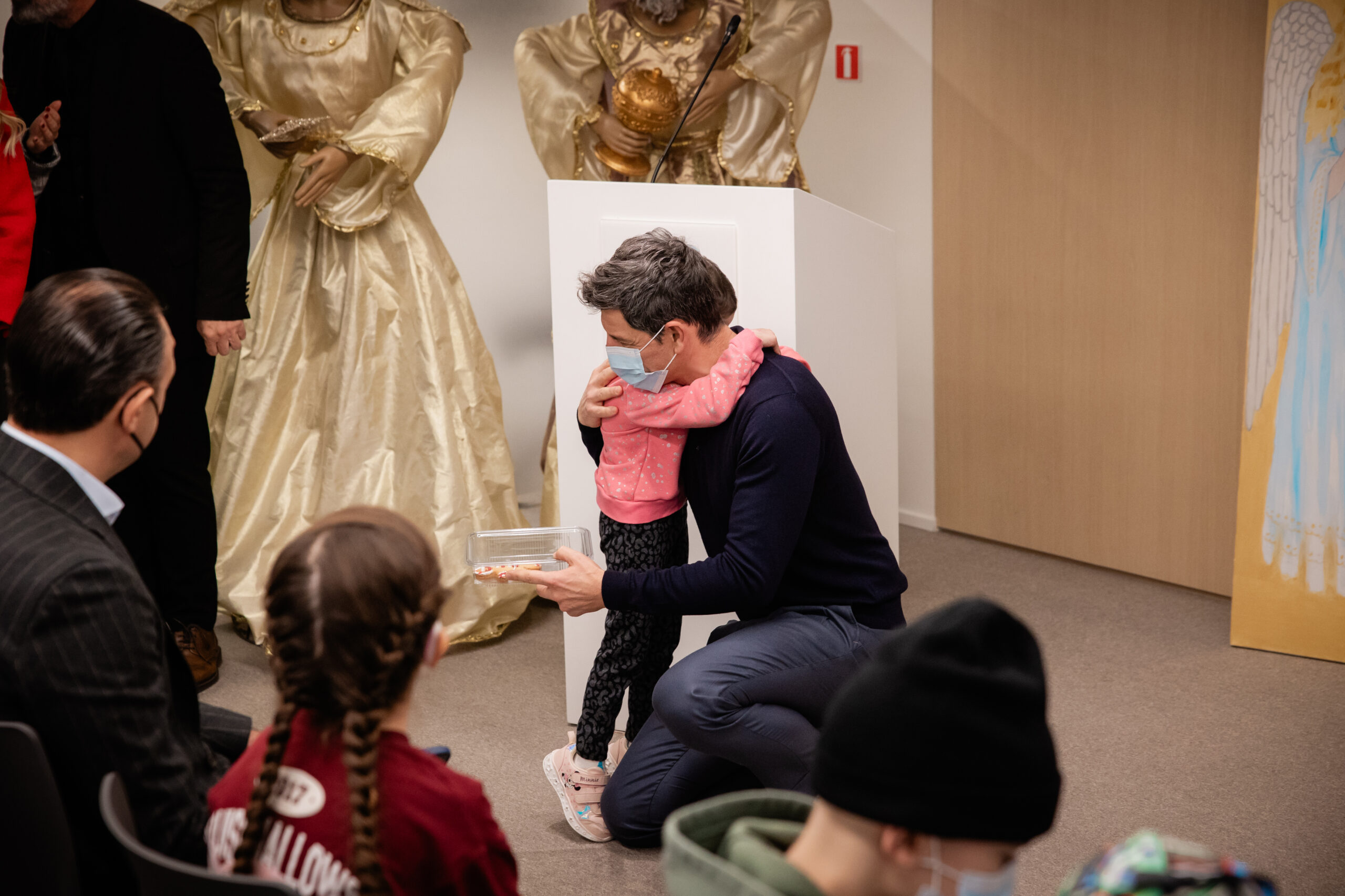 Εορταστική εκδήλωση με τον Σάκη Ρουβά στον Ξενώνα «Μαριάννα Β. Βαρδιογιάννη – Ελπίδα»