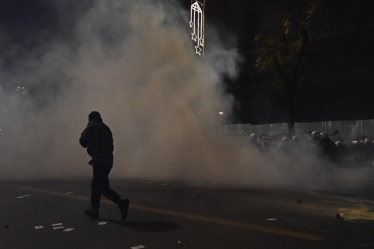 Αλέξανδρος Γρηγορόπουλος: Ανθοδέσμες και μελωδίες στο μνημείο – Η δήλωση της ΕΛΑΣ για τα γεγονότα 11 Επεισόδια
