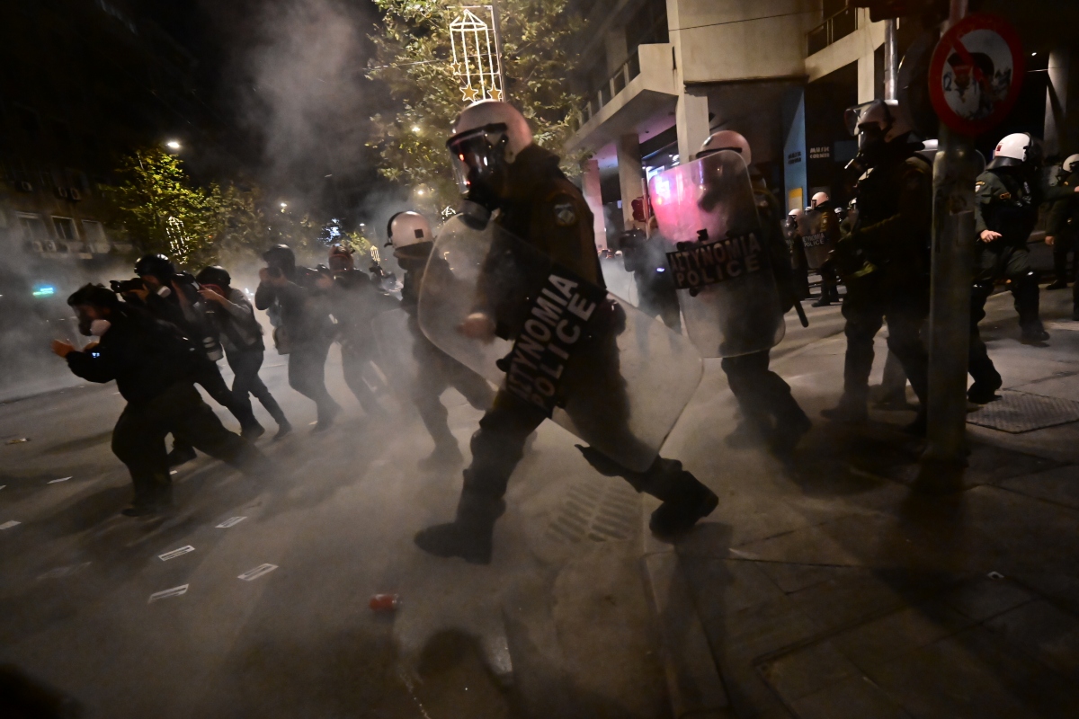 Αλέξανδρος Γρηγορόπουλος: Ανθοδέσμες και μελωδίες στο μνημείο – Η δήλωση της ΕΛΑΣ για τα γεγονότα 12 Επεισόδια