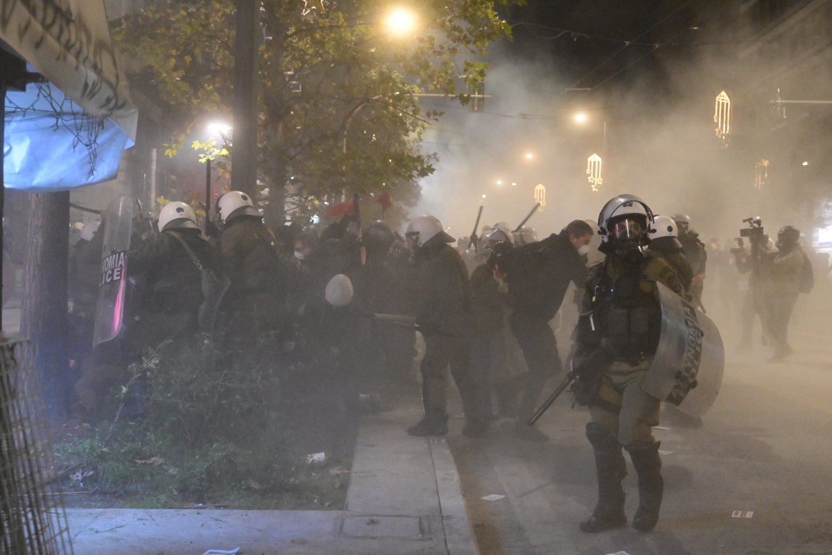 Αλέξανδρος Γρηγορόπουλος: Ανθοδέσμες και μελωδίες στο μνημείο – Η δήλωση της ΕΛΑΣ για τα γεγονότα 10 Επεισόδια