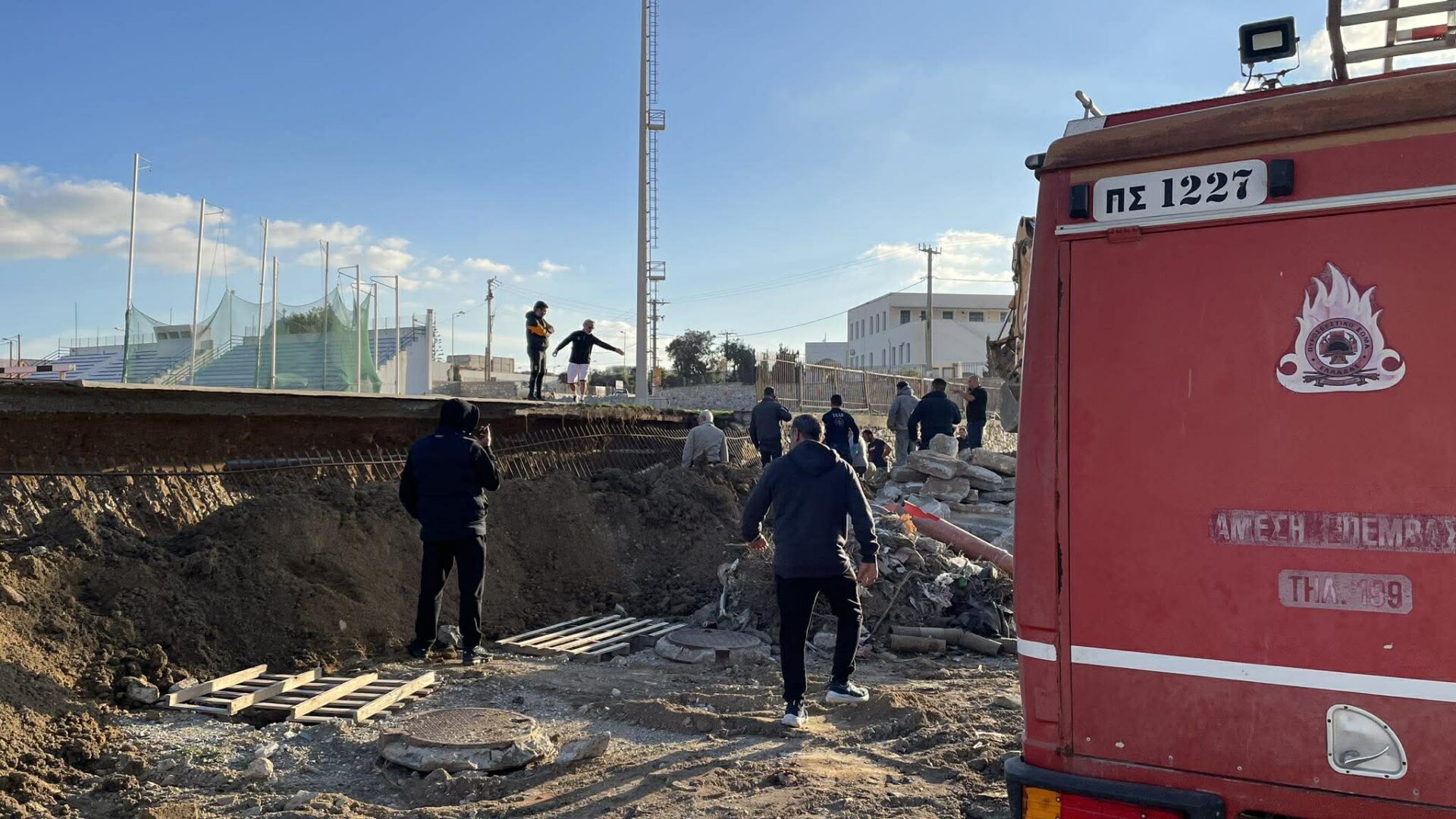 Νάξος: Εργατικό ατύχημα με δύο ελαφρά τραυματίες – Κατέρρευσαν κάγκελα και έπεσαν σε χαντάκι 8 Νάξος