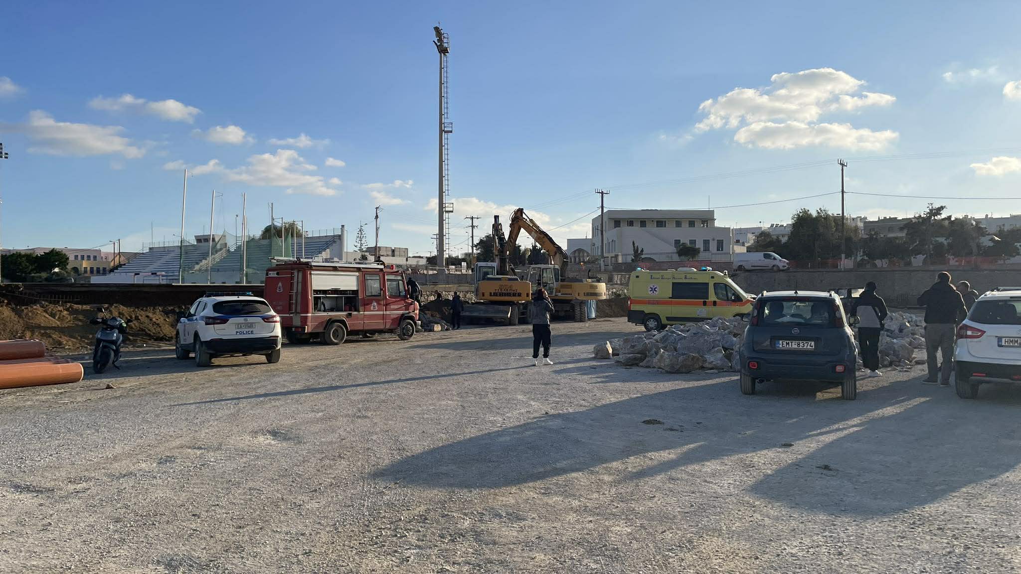 Νάξος: Εργατικό ατύχημα με δύο ελαφρά τραυματίες – Κατέρρευσαν κάγκελα και έπεσαν σε χαντάκι 7 Νάξος