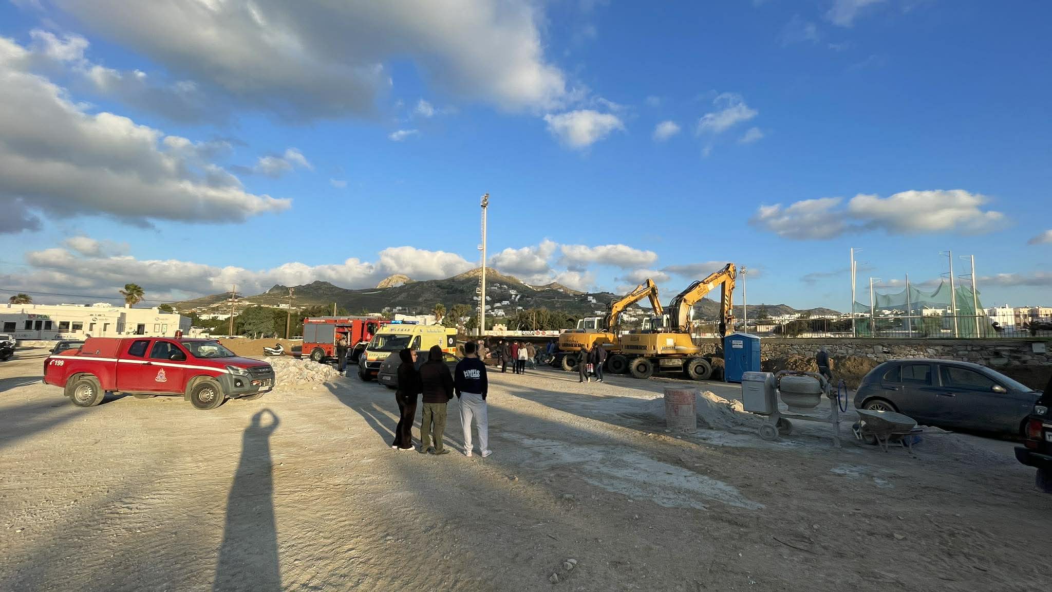 Νάξος: Εργατικό ατύχημα με δύο ελαφρά τραυματίες – Κατέρρευσαν κάγκελα και έπεσαν σε χαντάκι 6 Νάξος