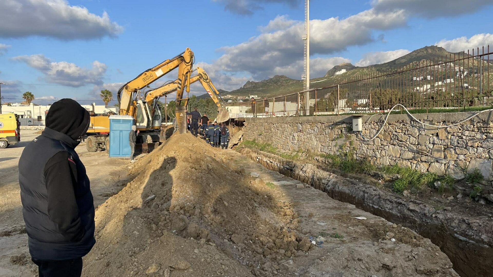 Νάξος: Εργατικό ατύχημα με δύο ελαφρά τραυματίες – Κατέρρευσαν κάγκελα και έπεσαν σε χαντάκι 5 Νάξος