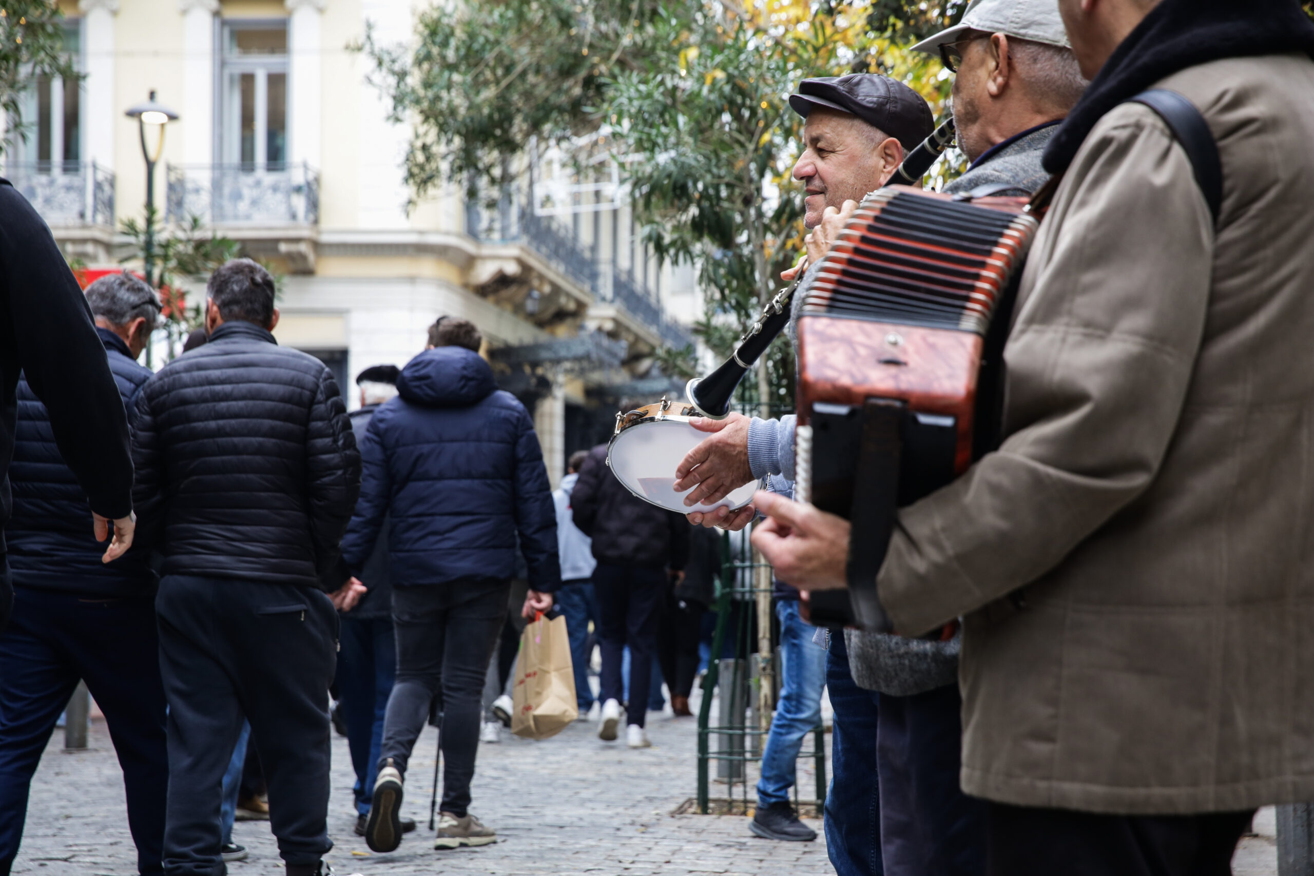 "Κατακλύστηκαν από πλήθος τα μαγαζιά στην Ερμού: Χιλιάδες αγόρασαν τα χριστουγεννιάτικα δώρα – Δείτε βίντεο"