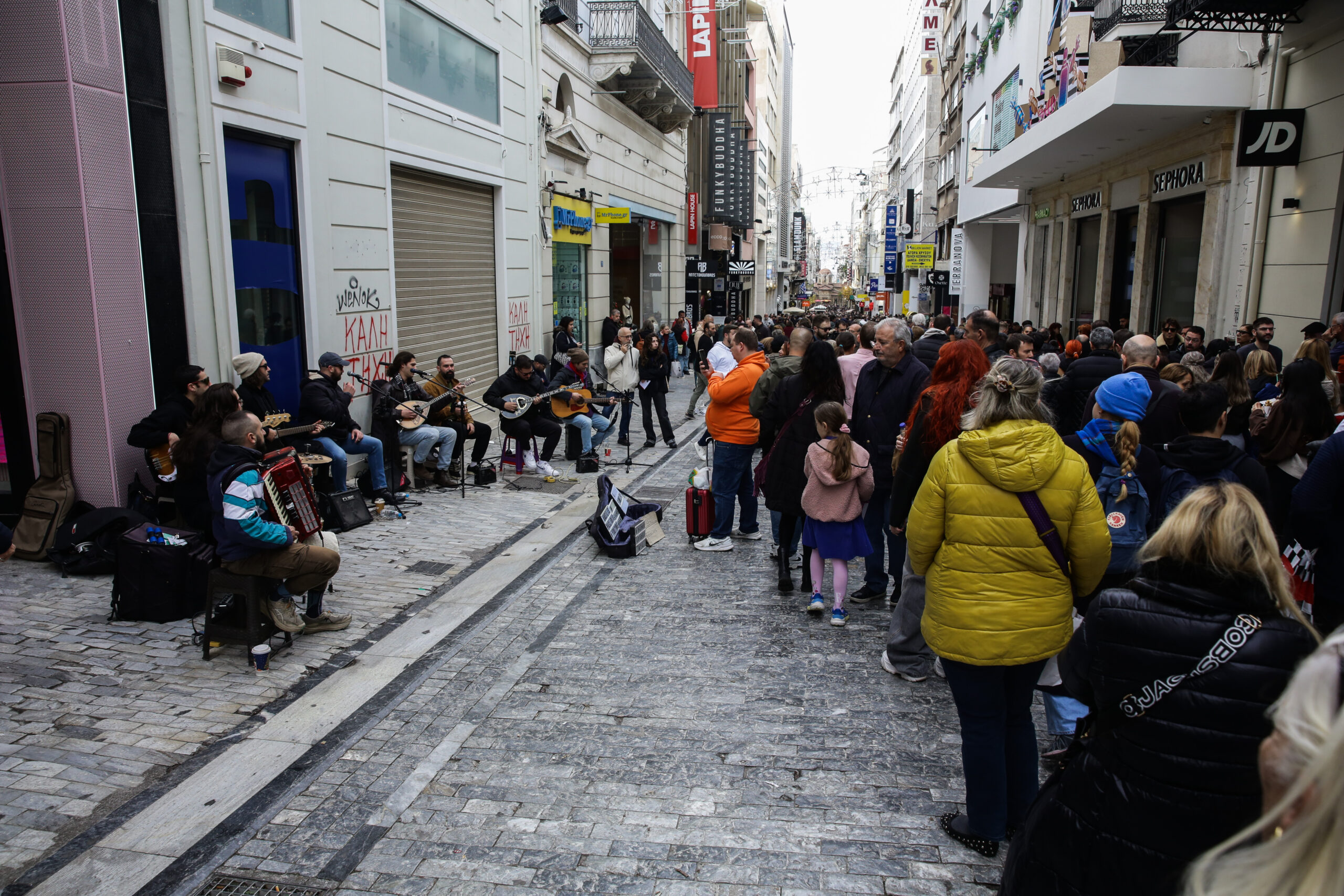 "Κατακλύστηκαν από πλήθος τα μαγαζιά στην Ερμού: Χιλιάδες αγόρασαν τα χριστουγεννιάτικα δώρα – Δείτε βίντεο"