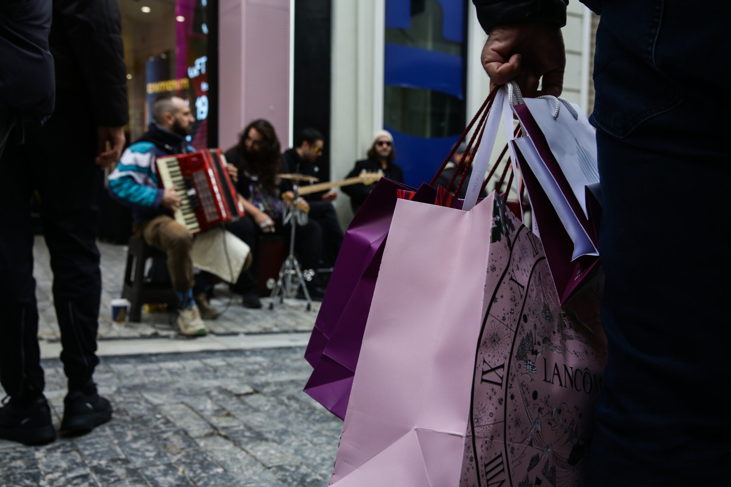 "Κατακλύστηκαν από πλήθος τα μαγαζιά στην Ερμού: Χιλιάδες αγόρασαν τα χριστουγεννιάτικα δώρα – Δείτε βίντεο"